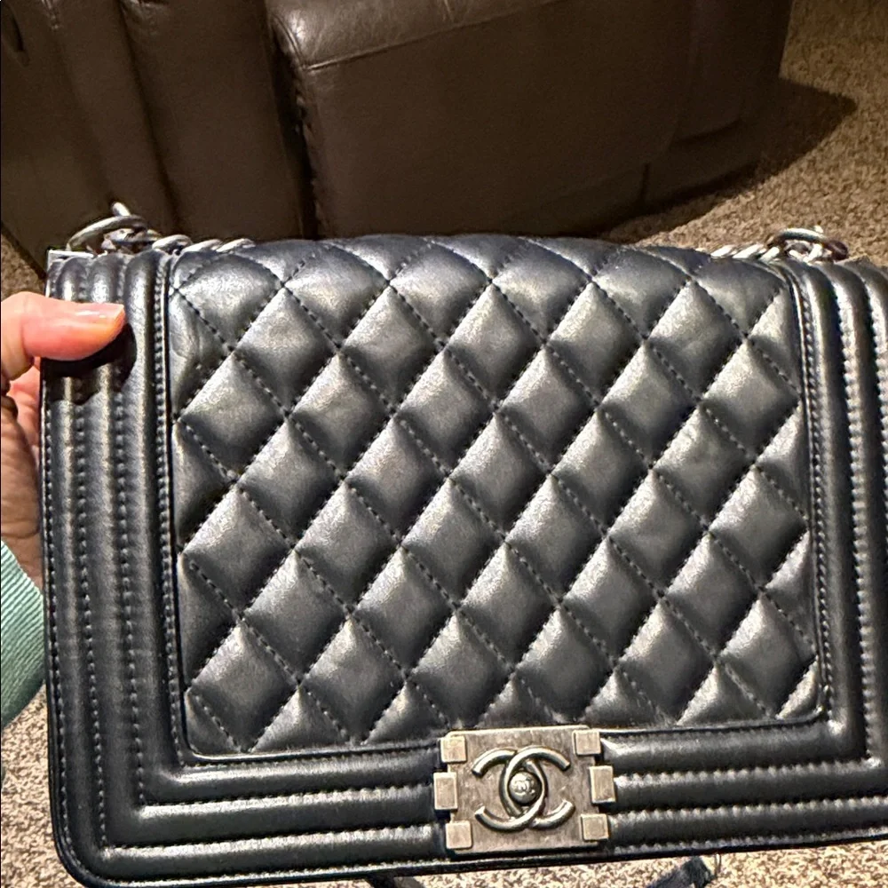 Chic Black Quilted Crossbody Bag with Chain Strap - Picture 13 of 14